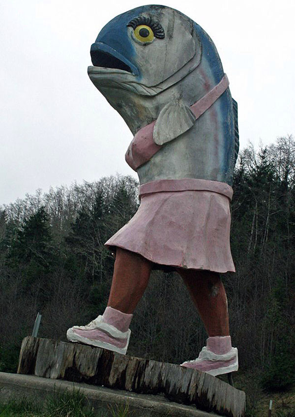 статуя рыбы с ногами